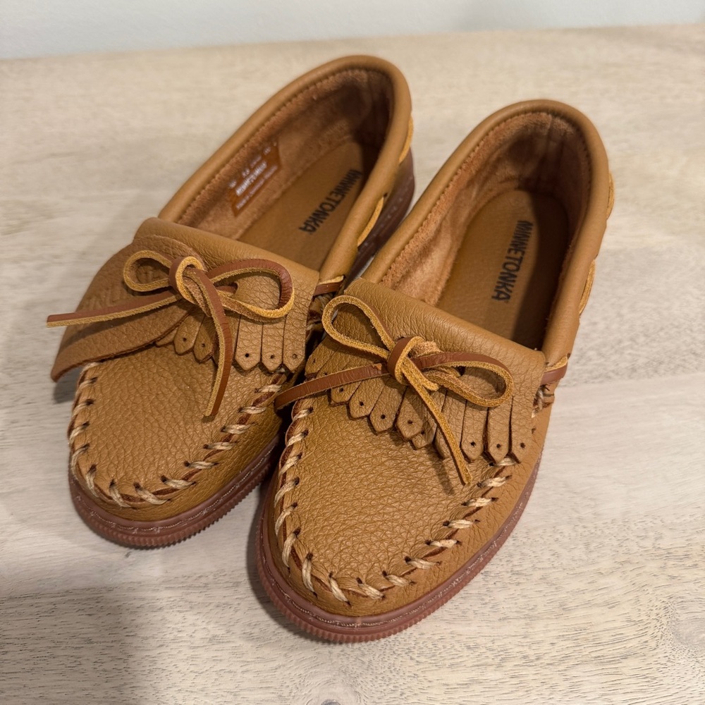 NWOT! Minnetonka Deerskin Leather Slippers with Tread. Rich tan. Women’s 5.5